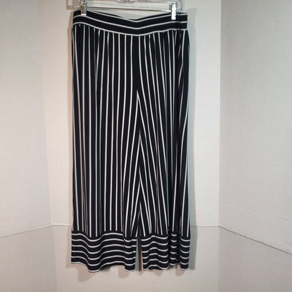 d&co Pants - Studio by d&co Women's Wide Leg Striped Capris Size Large Black & White Stripes